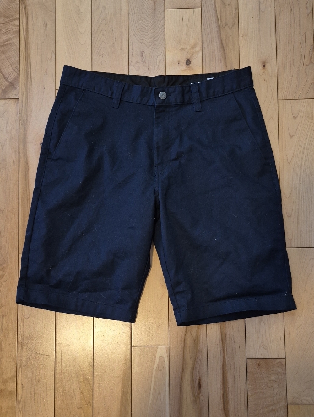 Volcom Men's Size 32 Black Flat-Front Shorts